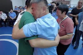 法治课｜郭新振与亲生父母团聚后，养父母是否该被追责？图片