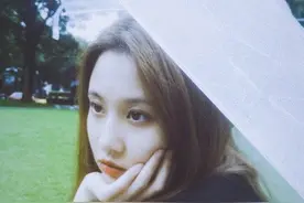 张慧雯雨天撑伞娴静可人 粉丝：人有雨伞，你有大头图片