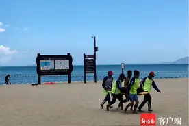 如何救助溺水者？急救专家模拟演练教你急救专业步骤图片