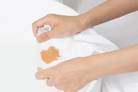 白色衣服总是发黄、洗不干净？教你一招，洗完和新的一样图片