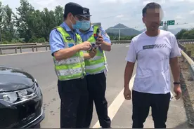 戏精！男子遇到交警蜀黍就想逃跑，不料翻不过铁丝网束手就擒……图片