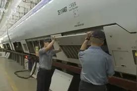 高温下的坚守 |“闷罐”里的“清肺师”清洗动车空调为旅客送去清凉舒适图片