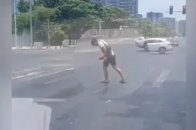 沥青路被晒化，男子穿人字拖过马路被粘住视频封面