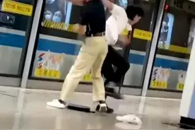 又来？沪一地铁再现“全武行”，小伙被大爷打的毫无还手之力图片