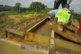 “跪下来接！”交警吼出了这句话，为了什么？图片