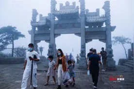 云雾中登泰山，仿入幻境图片