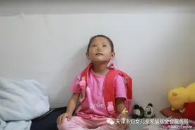 坚强的小女孩：从3岁到5岁，25次化疗，42次放疗，3次大手术……图片
