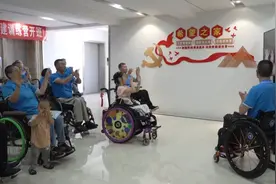6岁女儿跳舞后截瘫 妈妈两年拍下130多个短视频记录成长图片