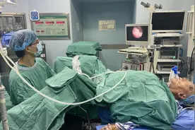 成都二医院成功为一名百岁老人实施手术图片