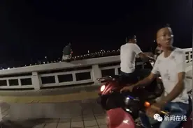 千钧一发！女子南宁邕江大桥上欲轻生，民警一把拽回图片