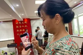 “我一直在找你！”失散半个多世纪，这对双胞胎姐妹终团聚图片