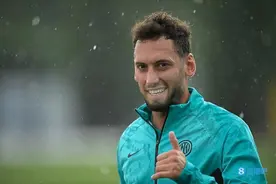 恰尔汗奥卢：选20号球衣因为国米10号已有主人，而10+10=20图片