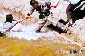 女孩落入水渠被急流冲走 山丹马场“牧马人”奋勇相救挽回一命图片