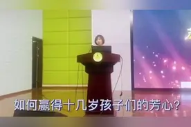 对话把退休感言讲成脱口秀的四川女教师：学生说我上课也幽默视频封面