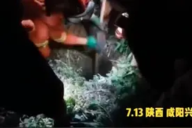 揪心！狗狗听到鼓励20米井下咬住救援绳，主人失声痛哭图片