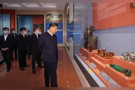 习近平在中央礼品文物管理中心参观党和国家领导人外交活动礼品展图片