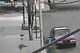 惊险一幕！纽约街头男子绑架男童驾车欲逃，母亲冲上前将儿子从车窗拽出图片