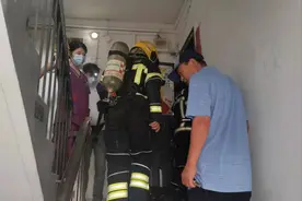 蹚臭水排险，忍着恶臭倒污水！物业维修师傅一会儿也闲不住图片