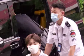 陈立农经诊断由于受伤引起急性皮肤病 坐轮椅现身机场图片