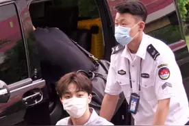 陈立农经诊断由于受伤引起急性皮肤病 坐轮椅现身机场图片