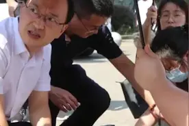长沙女学生穿裙子跪地救人被烫伤视频封面