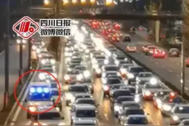 万人点赞！成都晚高峰的这一幕，令人感动图片