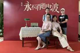 穿旗袍来看“电波”：剧组贴心布景 观众开心留影图片