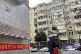 停车这事太苦了！杭州一小区停一天收30元，包月停车要排队等号！业主直呼太夸张图片