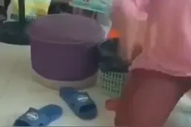 河源女子用拖鞋猛抽婴儿！警方称已将其带回调查，孩子无大碍图片