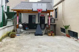 羡慕吗？杭州一80后在自家小院里捣鼓起一个篮球场，畅想父子一起打球的场景图片