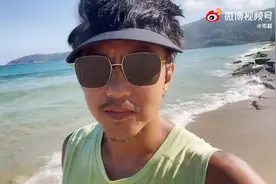 邓超录vlog为影迷会送16周年生贺 现身海边晒黑好几度图片