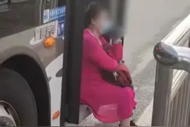 “司机不扶我上车谁都别想走！”北京一大妈公交车上撒泼，知情人：她闹过十几次了图片