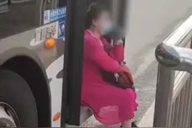 “司机不扶我上车谁都别想走！”北京警方通报大妈公交车上撒泼：她是“惯犯”，刑拘图片