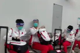 中国女足抵达日本图片