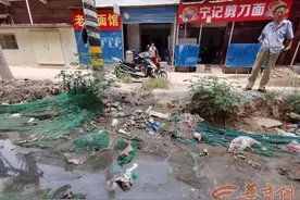 西安红光路简家村新村污水管道被挖断 污水倒流臭气熏天图片