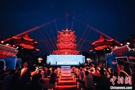 武汉黄鹤楼融合现代光影技术演绎千年武昌古城风采图片