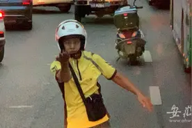 合肥一外卖小哥“客串”交警 疏导交通为消防车开道图片