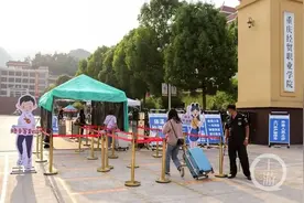 饭菜中吃出钢丝球学生举报食堂 执法人员检查时还发现了过期的香肠图片