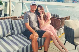 54岁温碧霞穿粉裙游玩娇俏甜美 依偎老公怀中娇羞又少女图片