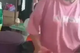 女子用拖鞋15秒内抽打婴儿13下，令人发指！警方介入调查图片