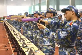 暑假军训：射箭、激光枪射击、旗语操、匕首操——把“有意义”的事情变得“有意思”图片