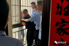 8岁男孩被反锁家中想“外逃”，从18楼攀爬而下悬挂在16楼图片