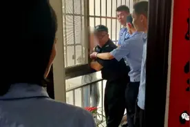 8岁男孩被反锁家中想“外逃”，从18楼攀爬而下悬挂在16楼图片