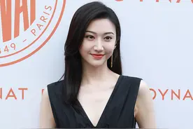 景甜深V小黑裙造型优雅时髦 宋威龙穿廓形西装彰显随性风格图片