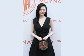 景甜深V小黑裙造型优雅时髦 宋威龙穿廓形西装彰显随性风格图片