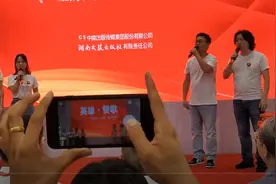 果然视频｜书博会现场火爆热闹，这家出版社红歌串烧推广新书图片