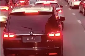 合肥街头！外卖小哥这个举动，太霸气图片