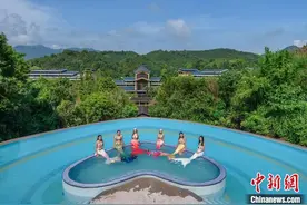 大型悬空泳池亮相广东龙门 拟挑战吉尼斯纪录图片
