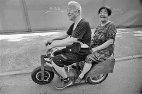 西安90岁老人骑电动车带85岁老伴逛公园 当心安全隐患图片