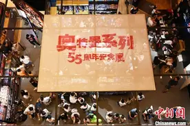 奥特曼“对战”雕塑群亮相重庆商圈图片